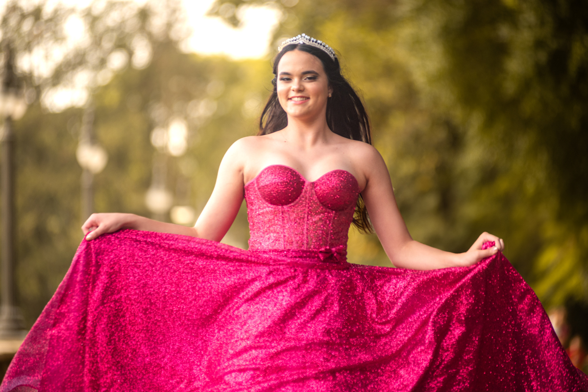 A combinação do vestido deslumbrante e da arquitetura clássica cria um ensaio icônico para os 15 anos da debutante.