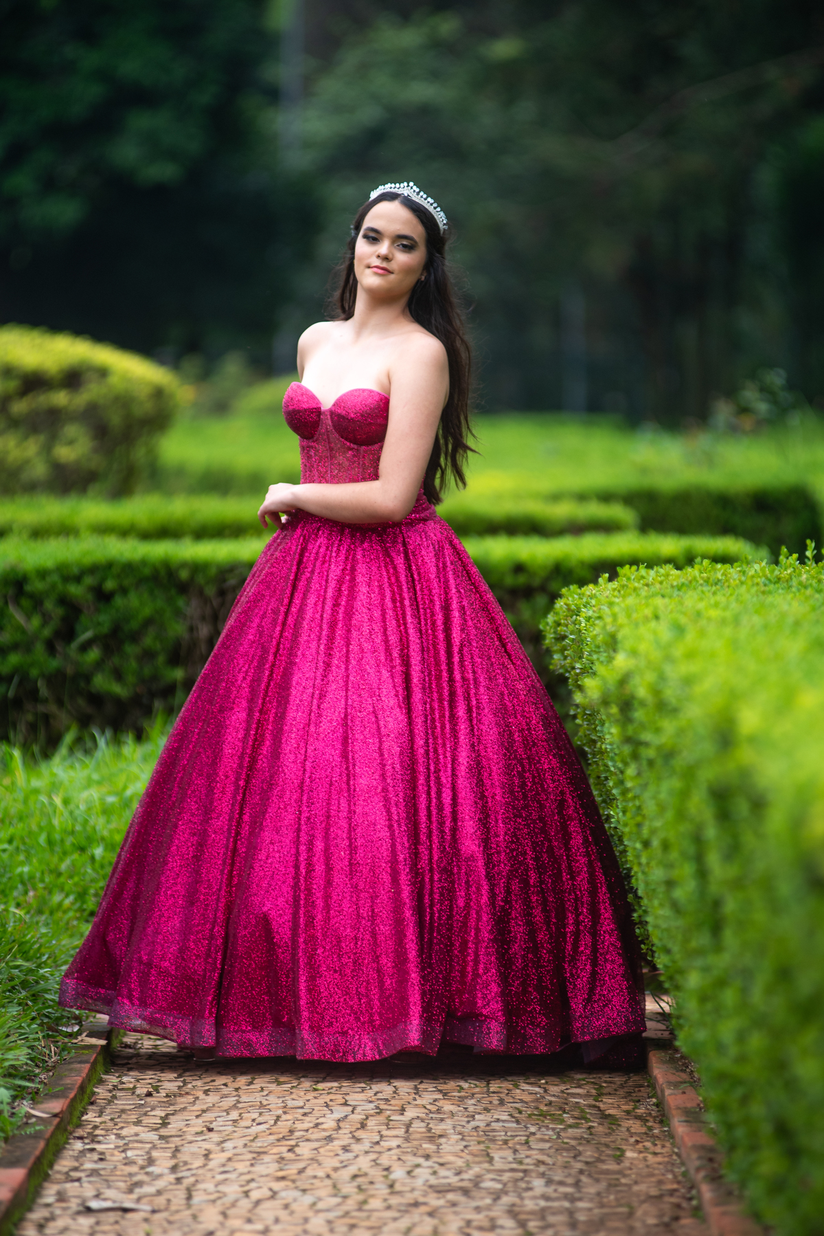 O vento toca suavemente o vestido de gala da debutante enquanto o Museu do Ipiranga completa a magia do momento.