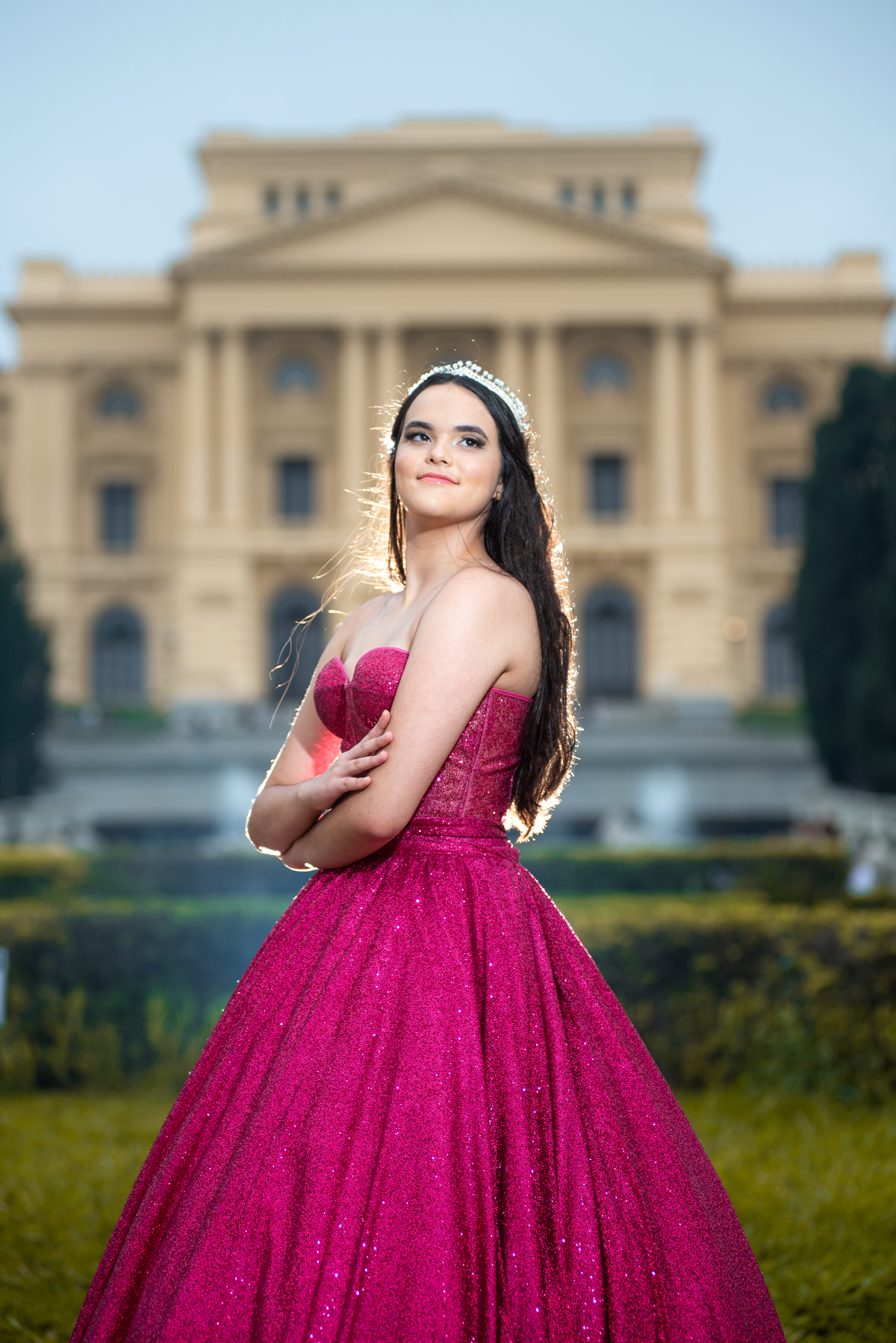 De princesa a rainha, a debutante encanta em cada pose com seu vestido de gala no esplendor do Museu do Ipiranga.