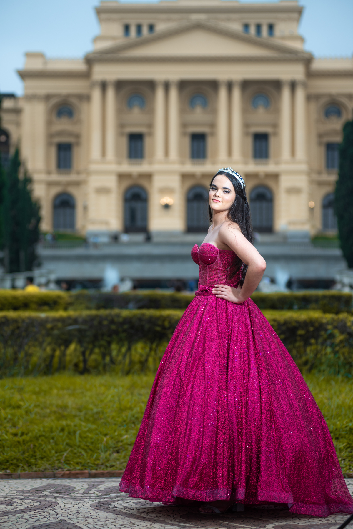 Com um sorriso radiante e um vestido deslumbrante, a debutante transforma o Museu em seu cenário de conto de fadas.