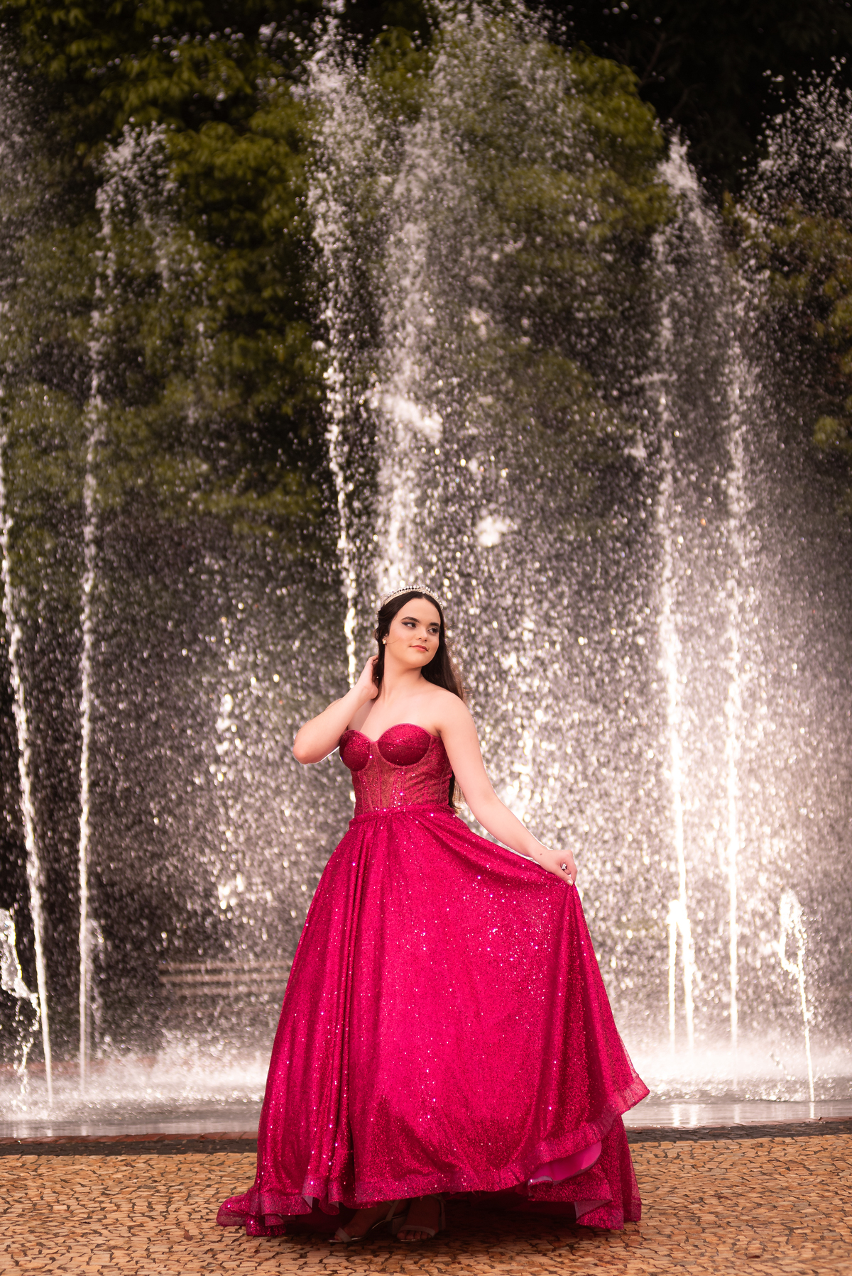 Em um vestido glamouroso, a debutante brilha como o centro do universo, cercada pela beleza histórica do Museu.