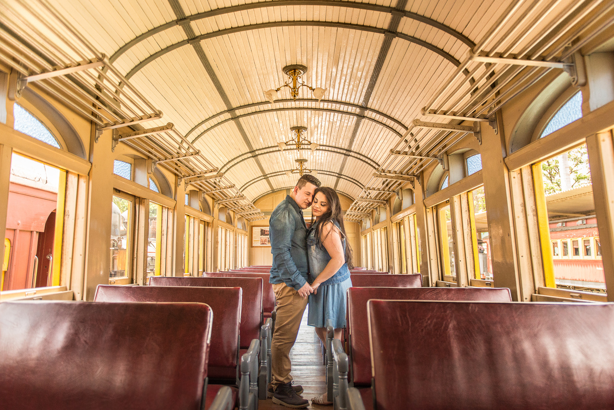 fotografia dentro da locomotiva do trem na estação de Jaguariúna em São Paulo