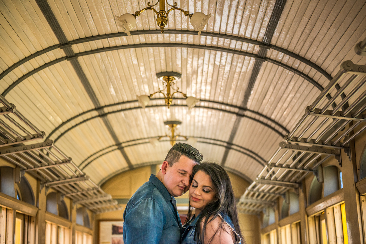 fotografia dentro da locomotiva do trem na estação de Jaguariúna em São Paulo