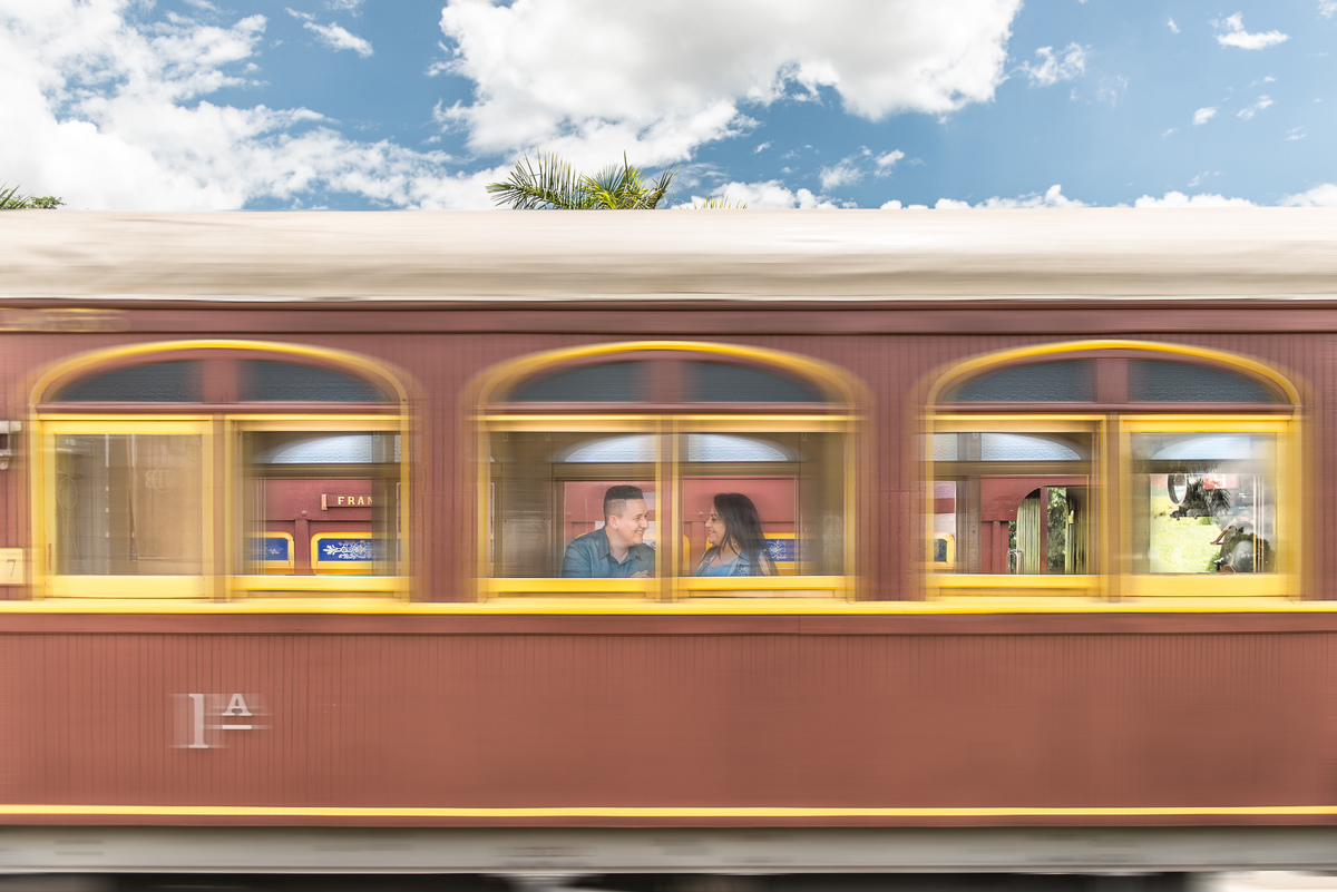 fotografia dentro da locomotiva do trem na estação de Jaguariúna em São Paulo