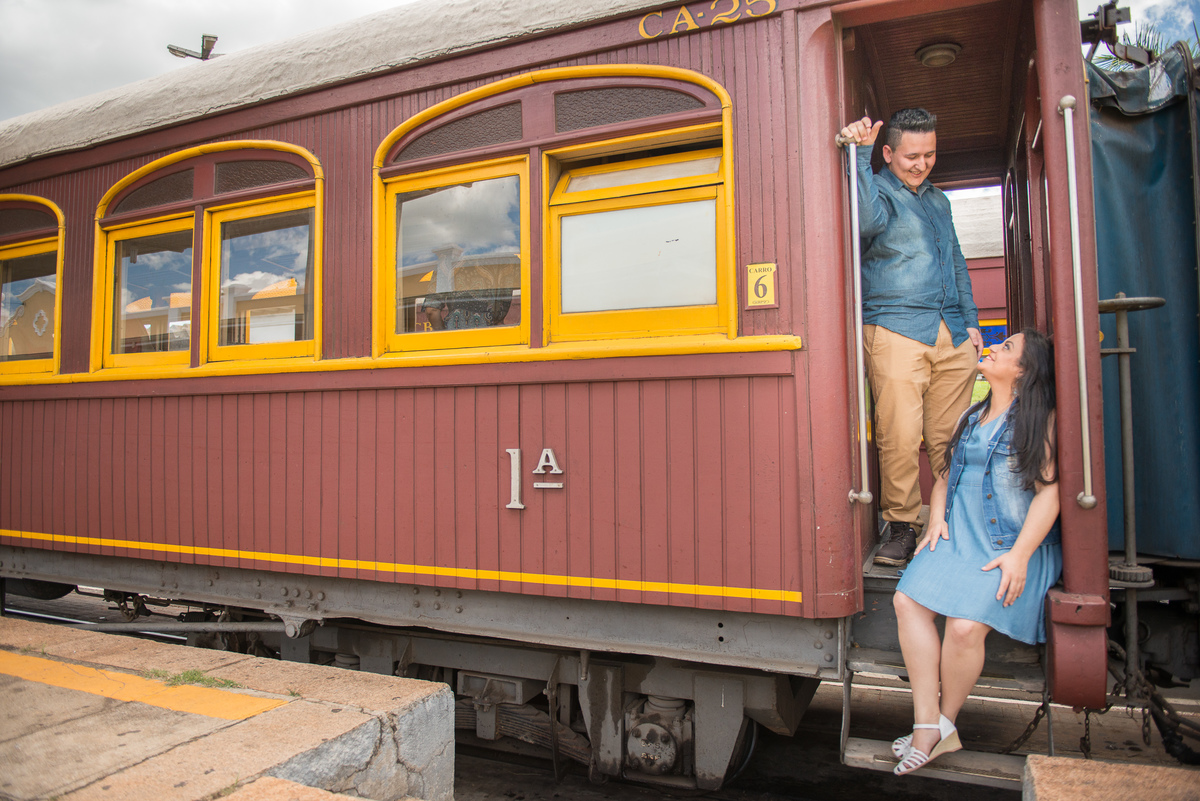 fotografia dentro da locomotiva do trem na estação de Jaguariúna em São Paulo