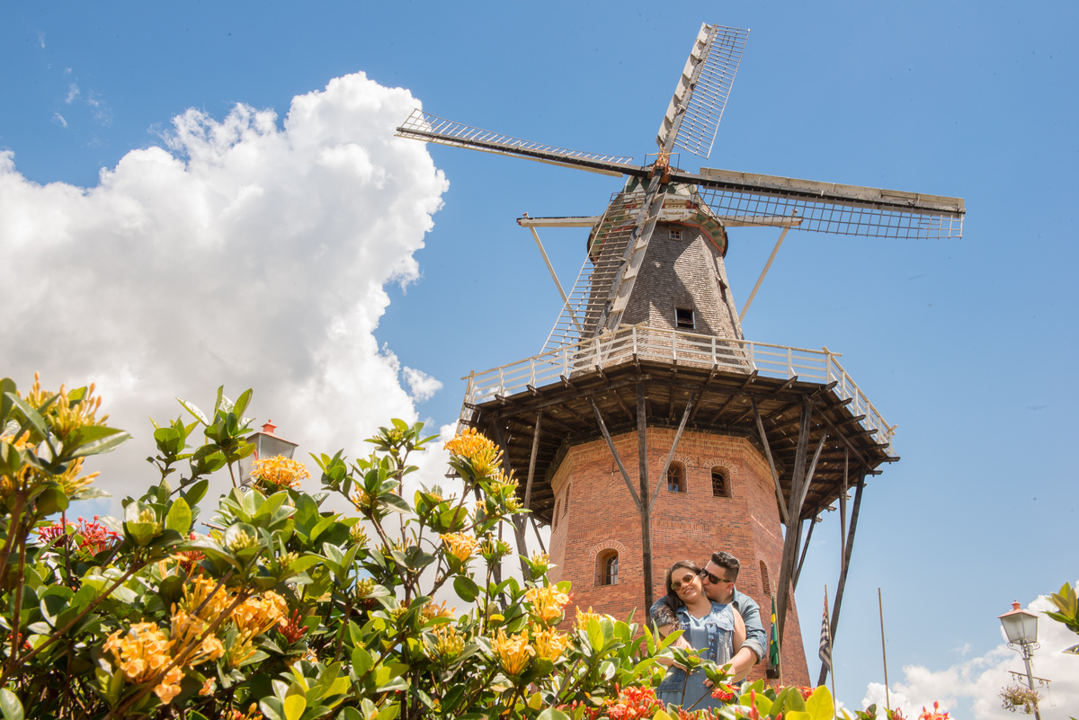 Fotografia pre wedding no moinho de vento em Holambra em São Paulo