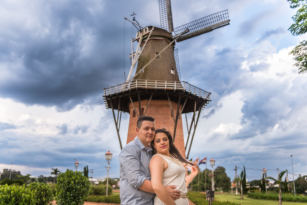 Fotografia pre wedding no moinho de vento em Holambra em São Paulo