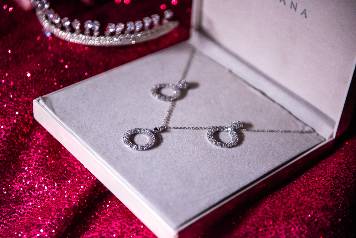 Sophia em ensaio de debutante com vestido rosa pink e luz natural