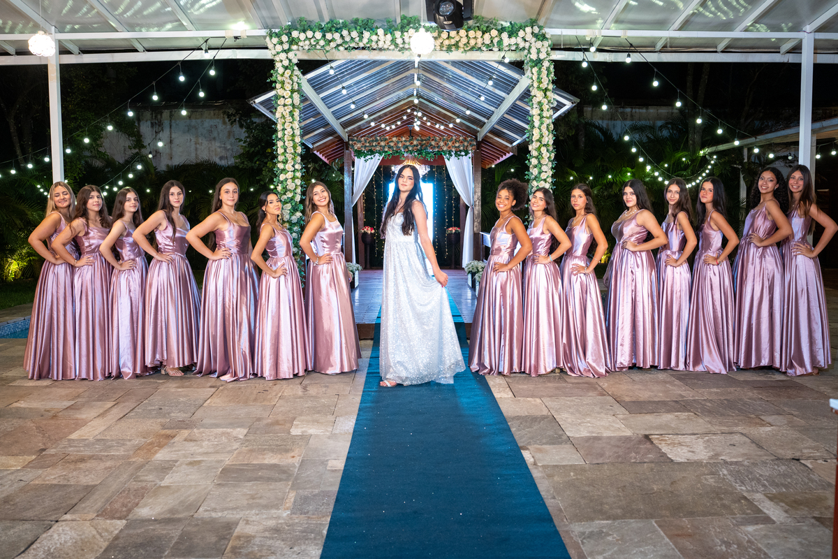 Sophia em ensaio de debutante com vestido rosa pink e luz natural