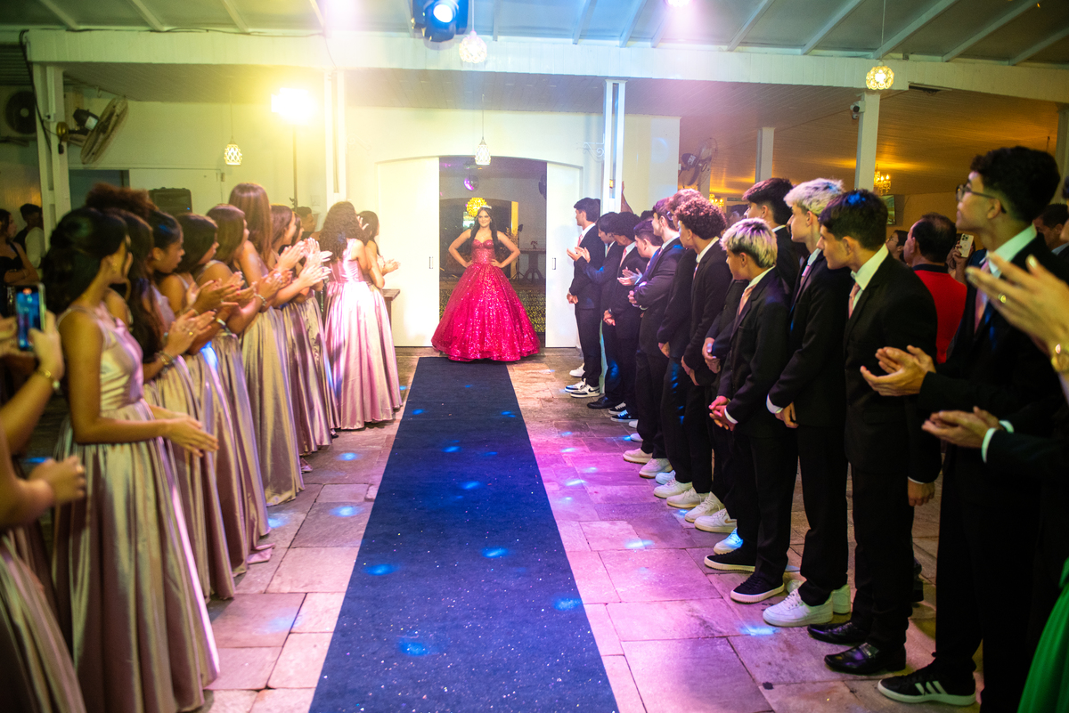 Sophia em ensaio de debutante com vestido rosa pink e luz natural