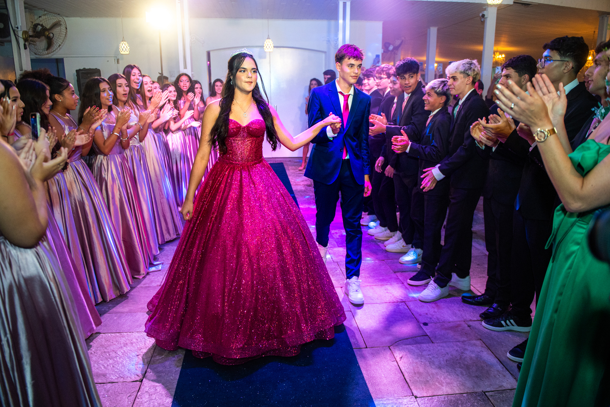 Sophia em ensaio de debutante com vestido rosa pink e luz natural