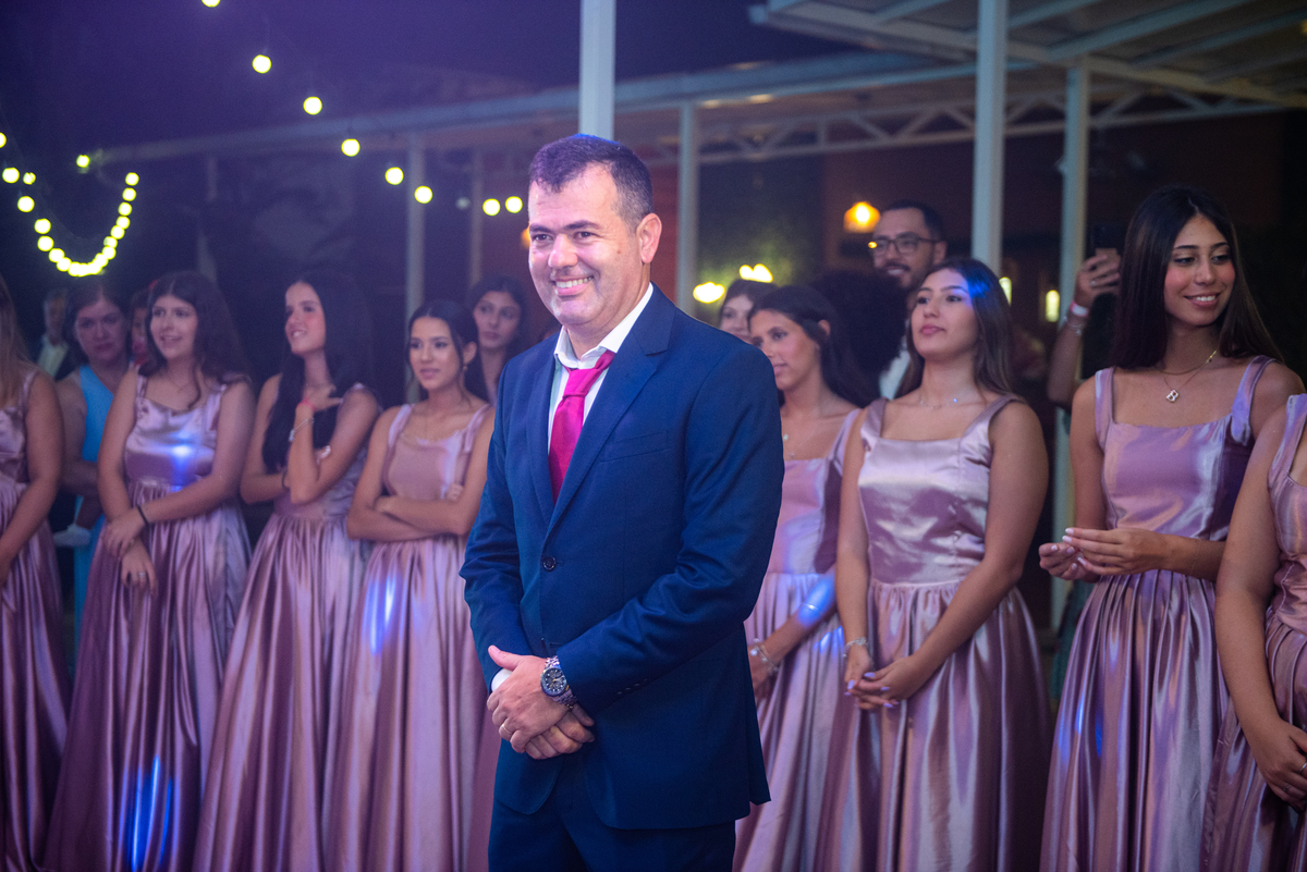 Sophia em ensaio de debutante com vestido rosa pink e luz natural