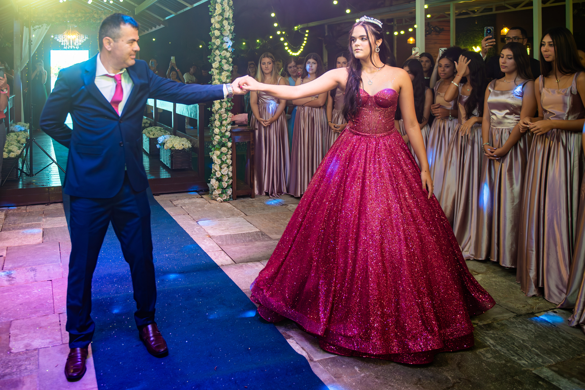 Sophia em ensaio de debutante com vestido rosa pink e luz natural