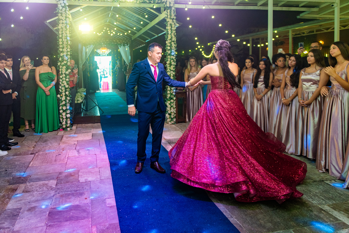 Sophia em ensaio de debutante com vestido rosa pink e luz natural