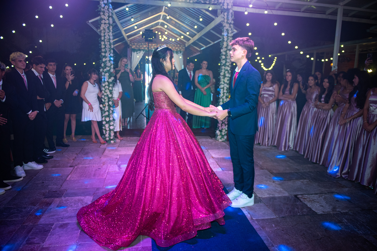 Sophia em ensaio de debutante com vestido rosa pink e luz natural