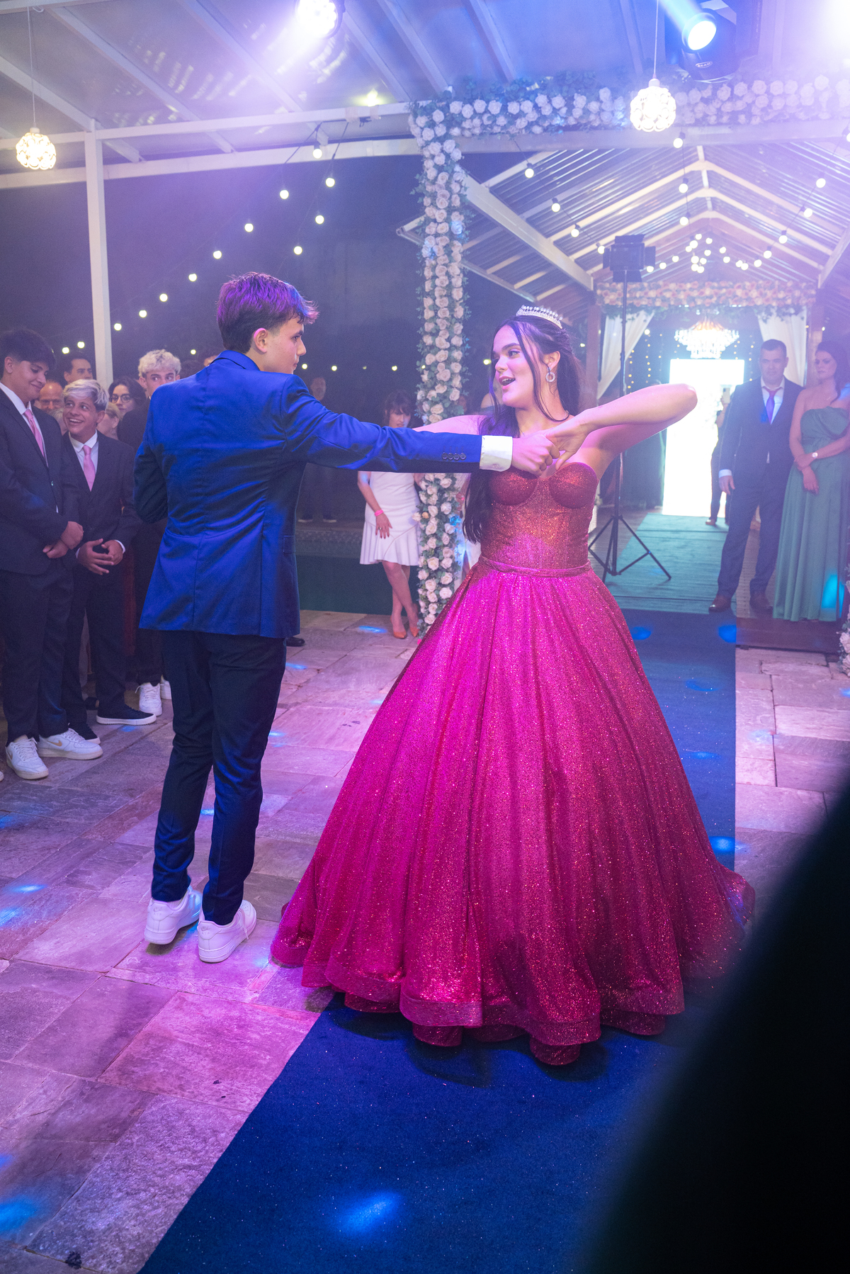 Sophia em ensaio de debutante com vestido rosa pink e luz natural