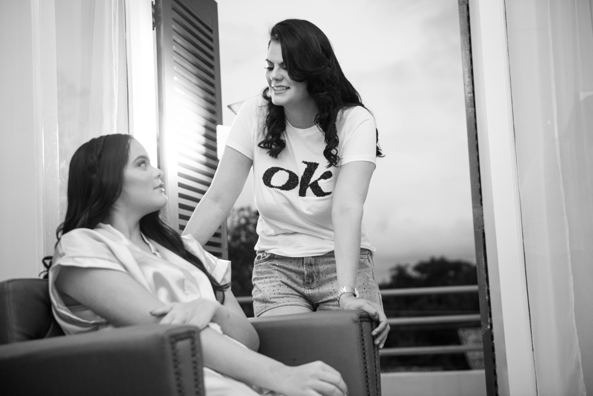 Sophia em ensaio de debutante com vestido rosa pink e luz natural