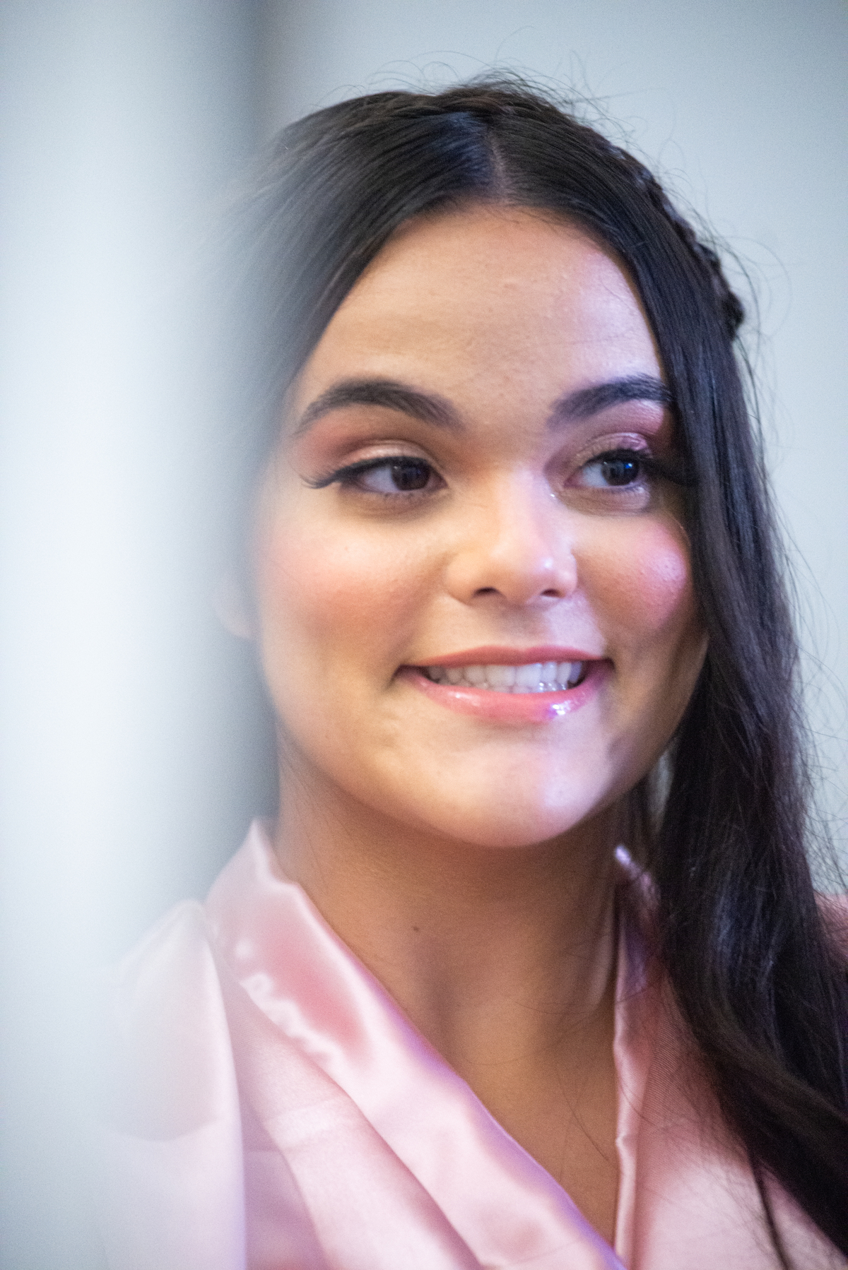 Sophia em ensaio de debutante com vestido rosa pink e luz natural