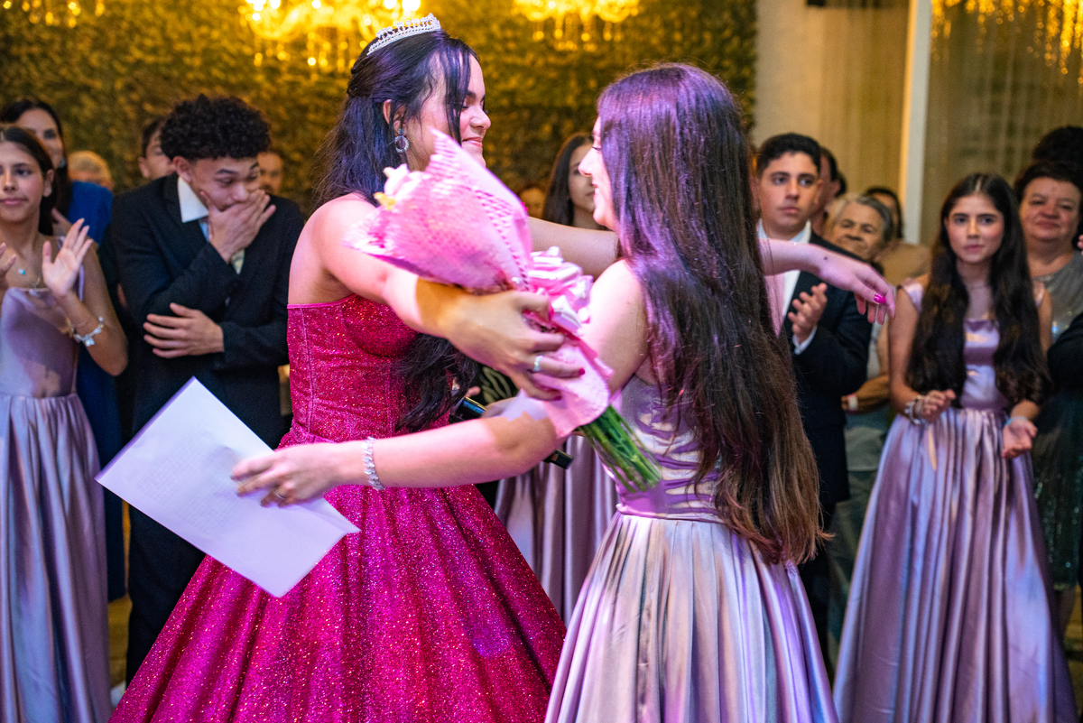 Sophia em ensaio de debutante com vestido rosa pink e luz natural