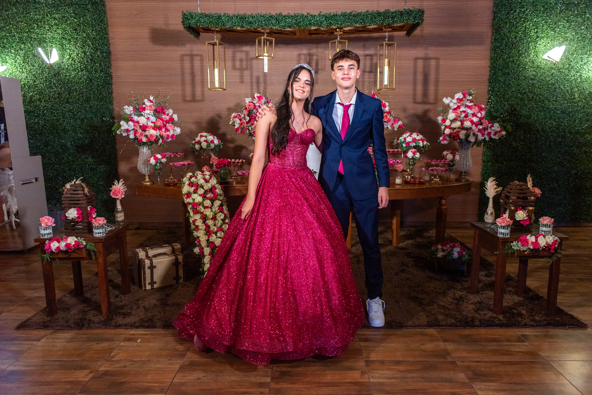 Sophia em ensaio de debutante com vestido rosa pink e luz natural