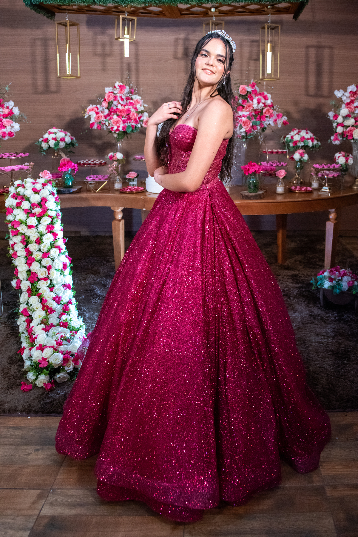 Sophia em ensaio de debutante com vestido rosa pink e luz natural