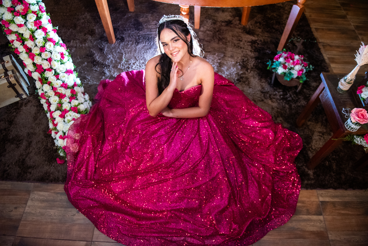Sophia em ensaio de debutante com vestido rosa pink e luz natural