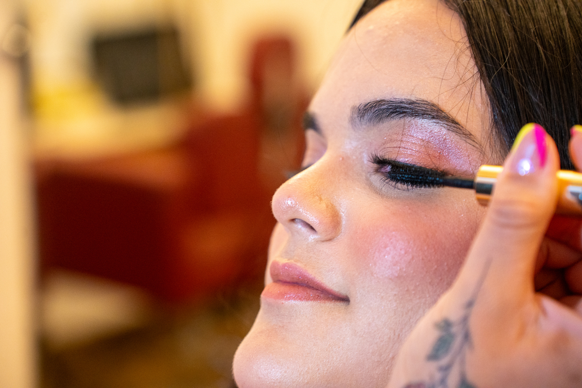 Sophia em ensaio de debutante com vestido rosa pink e luz natural