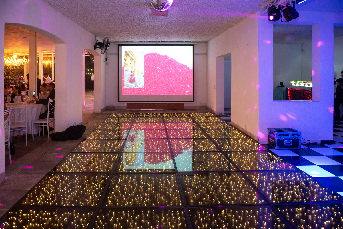 Sophia em ensaio de debutante com vestido rosa pink e luz natural