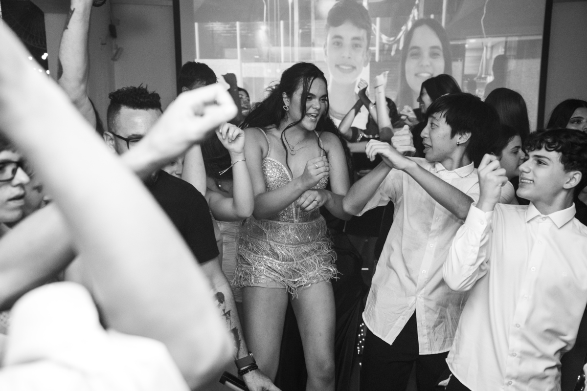 Sophia em ensaio de debutante com vestido rosa pink e luz natural