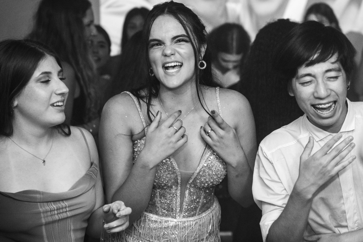 Sophia em ensaio de debutante com vestido rosa pink e luz natural