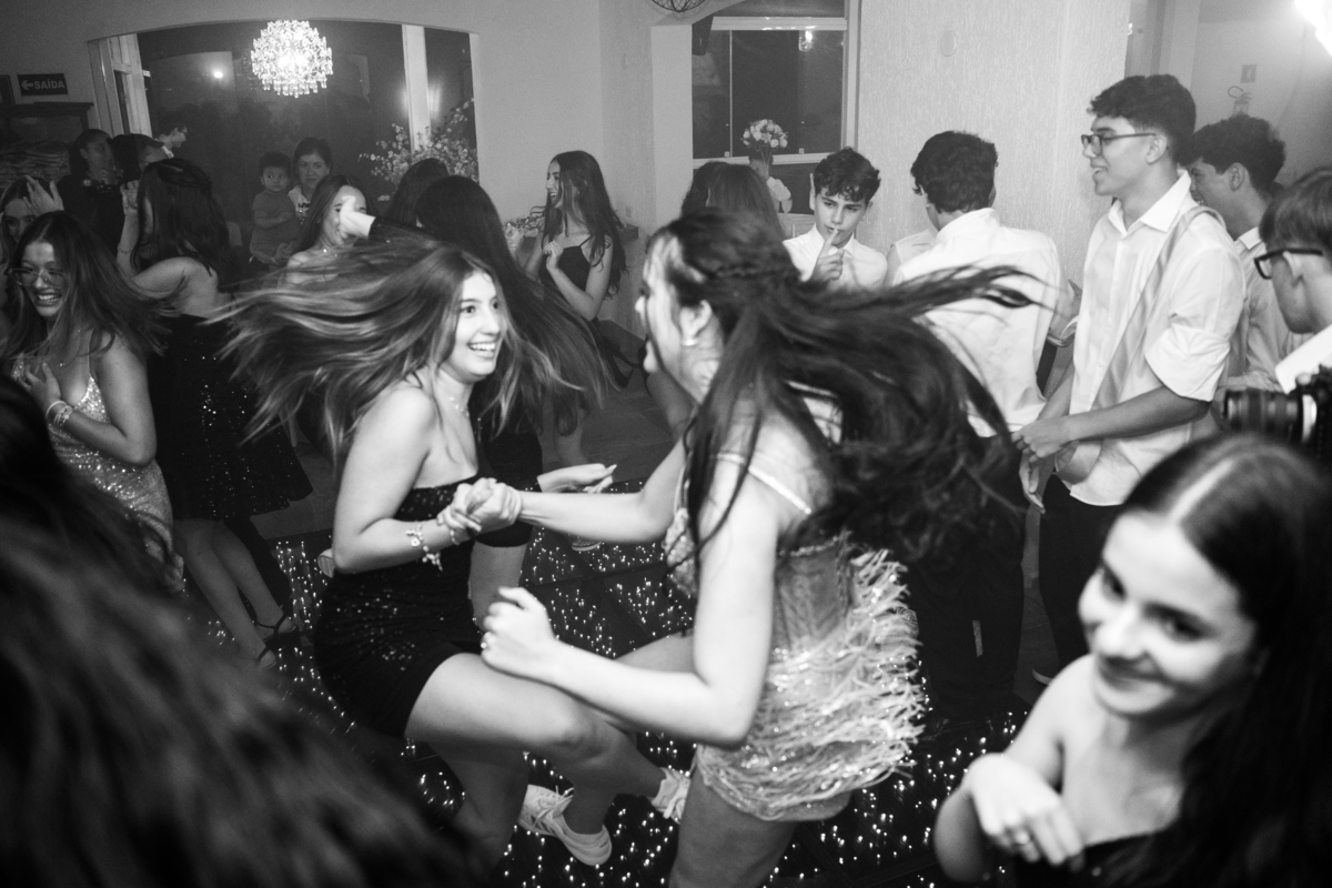 Sophia em ensaio de debutante com vestido rosa pink e luz natural