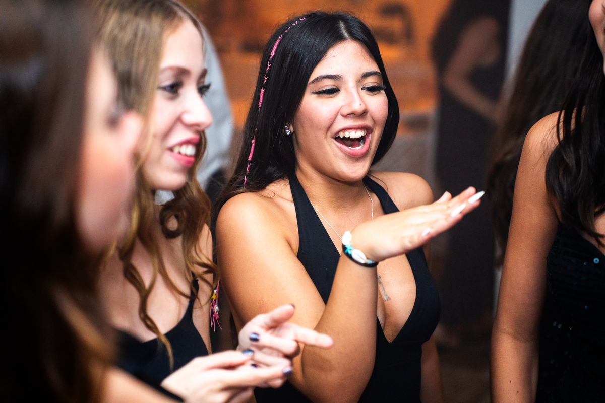 Sophia em ensaio de debutante com vestido rosa pink e luz natural