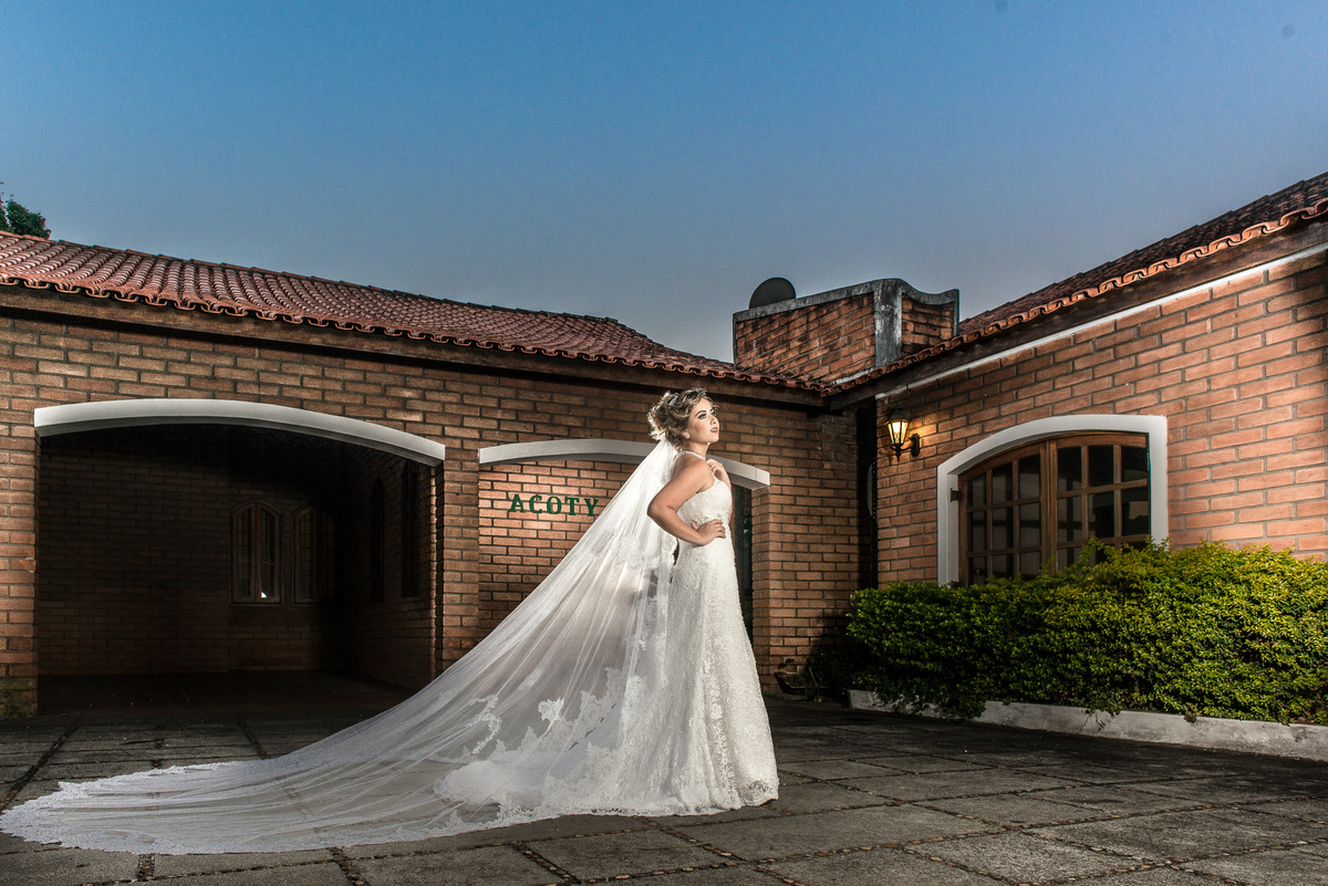 Ensaio de noiva no Espaço Acoty, fotótrafo Alberto Martinez fez esse ensaio com a ajuda da maquiadora Karís Léia e da assistente de luz Nathalia Diaz