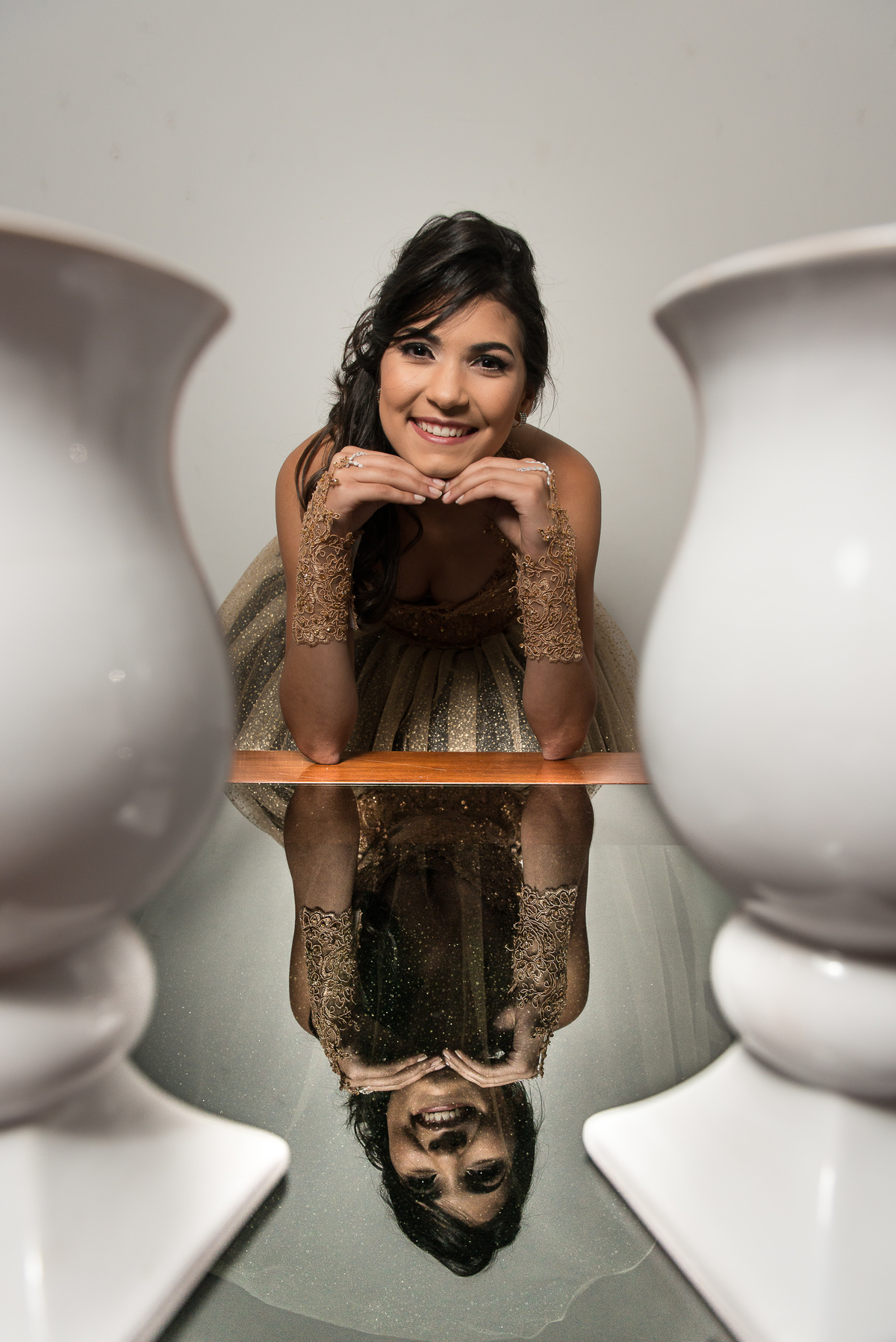 debutante com reflexo na mesa entre as louças