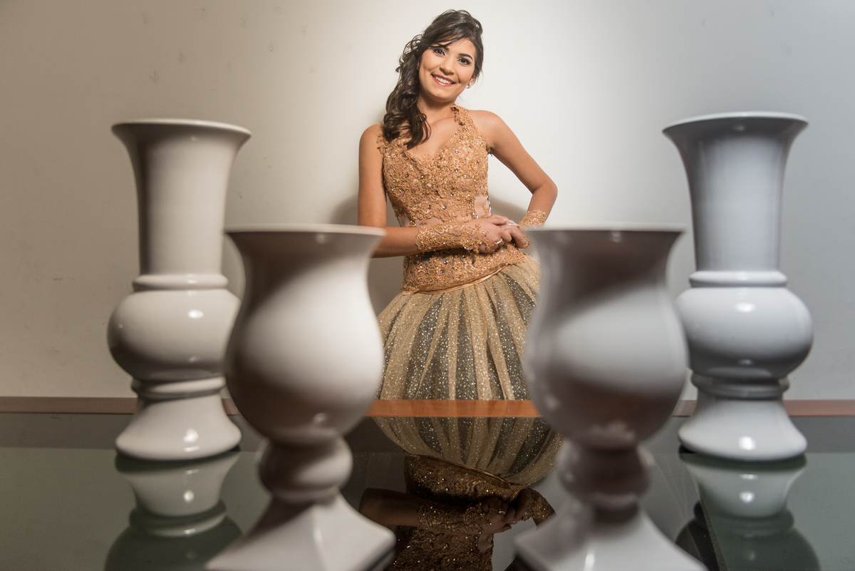 louças de decoração com debutante ao fundo