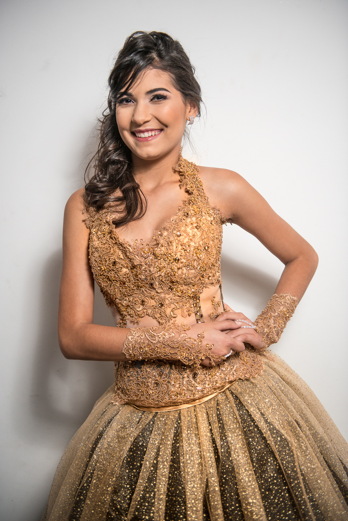 debutante modelando para o fotografia