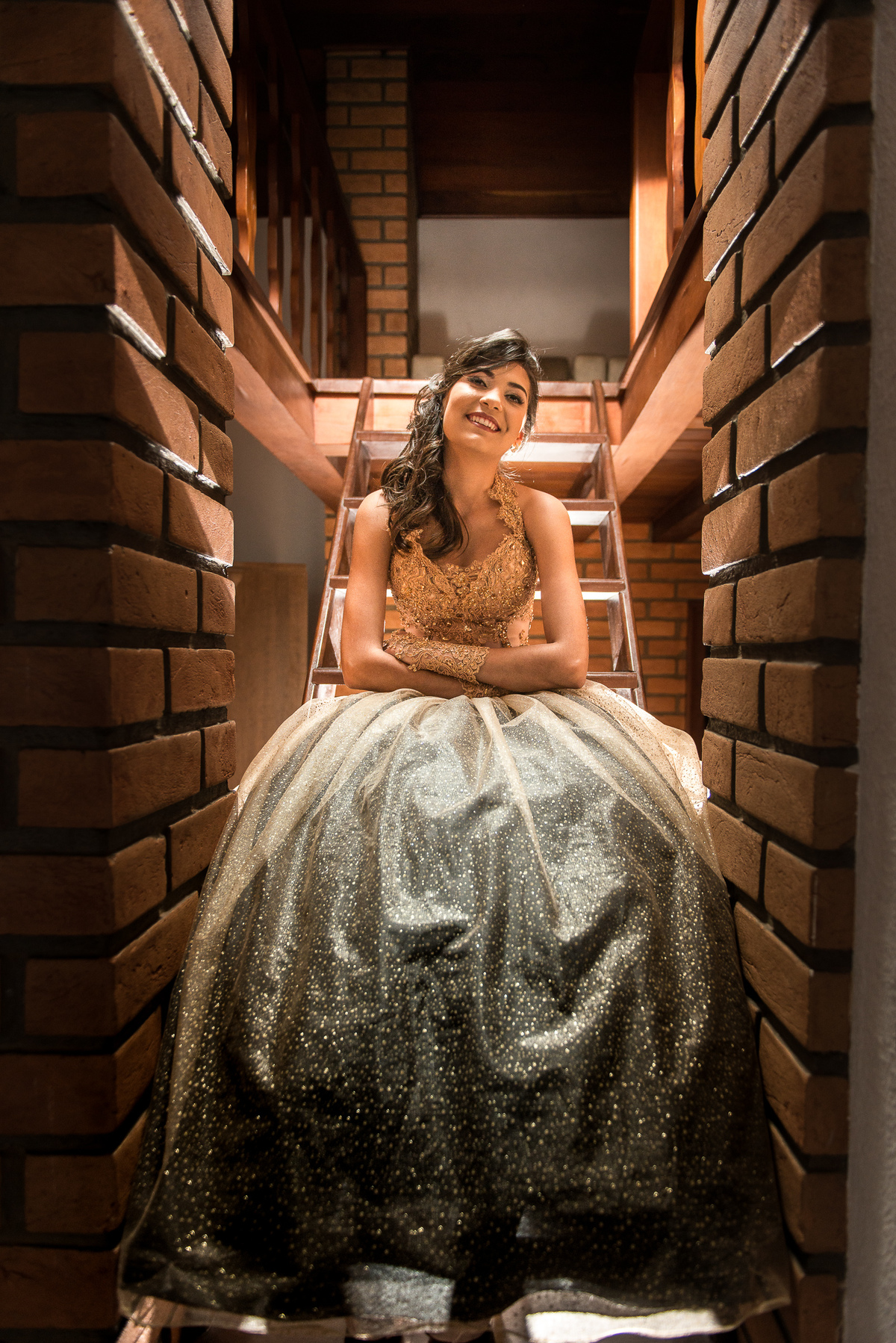 debutante sentada na escada com luzes