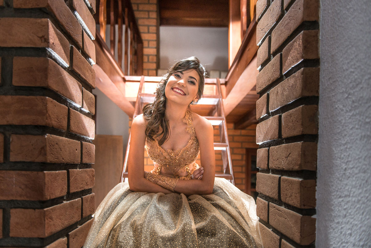 debutante na escada da casa acoty