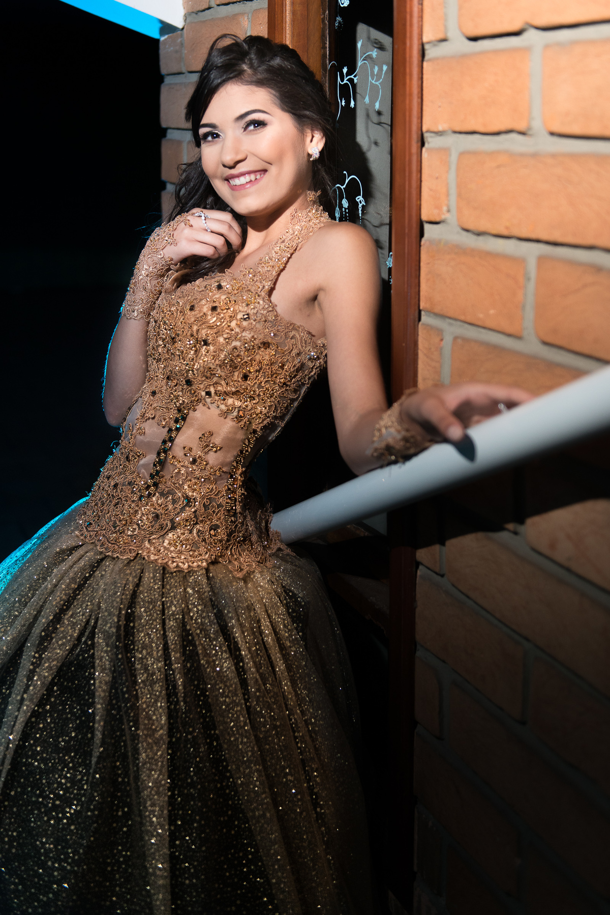 debutante feliz para foto na casa acoty