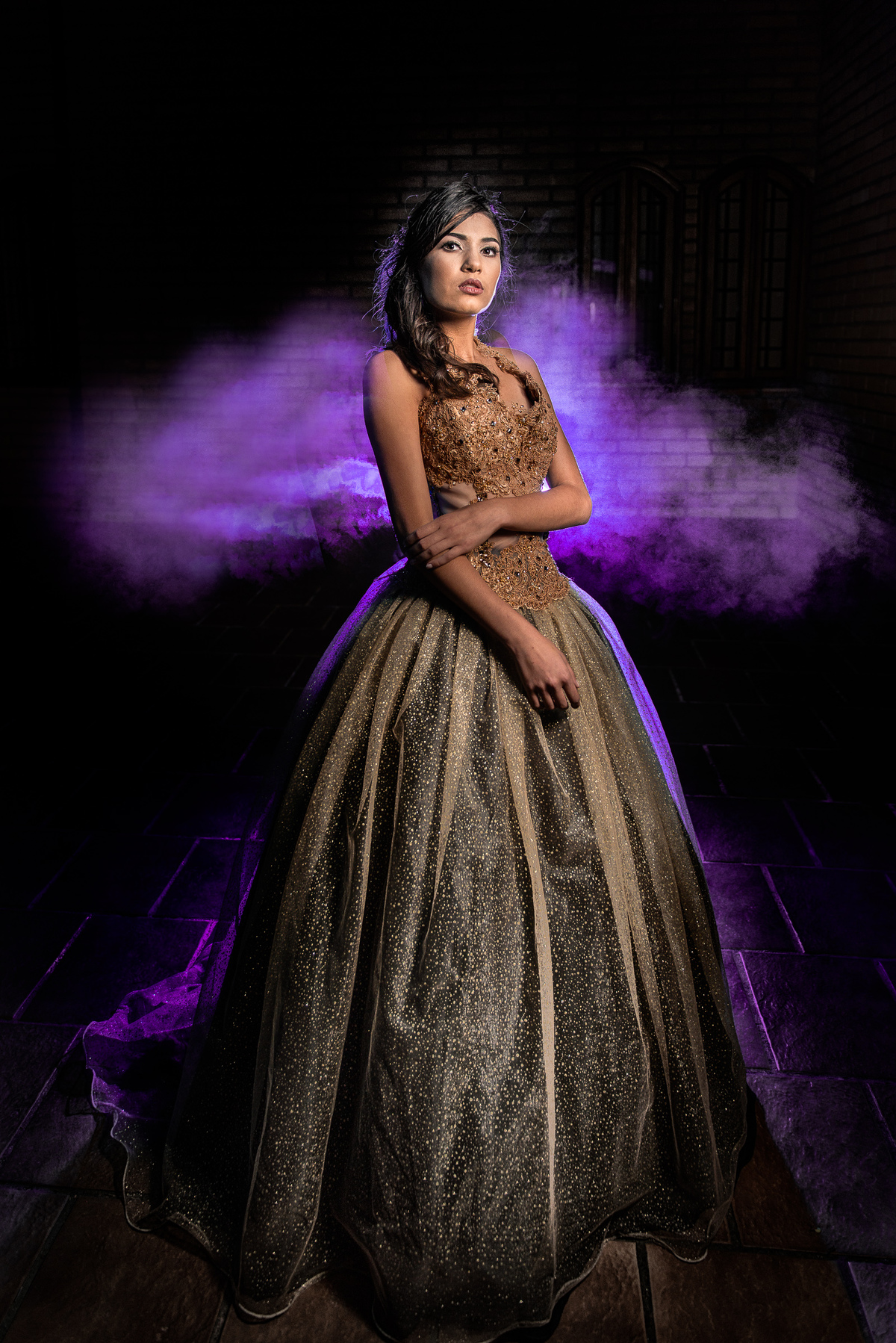 debutante com asas de fumaça e luz