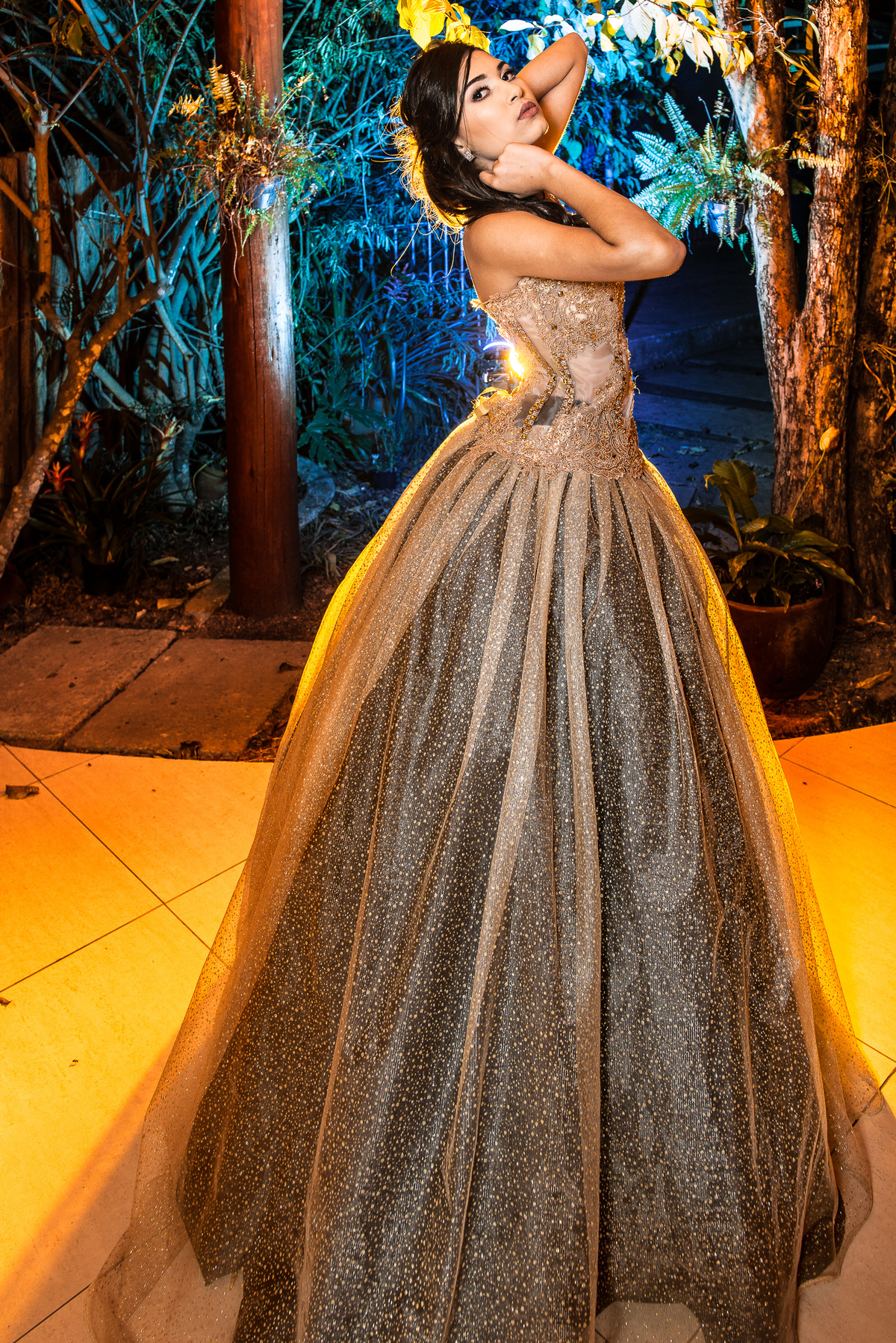 a beleza da debutante com as luzes do fotógrafo