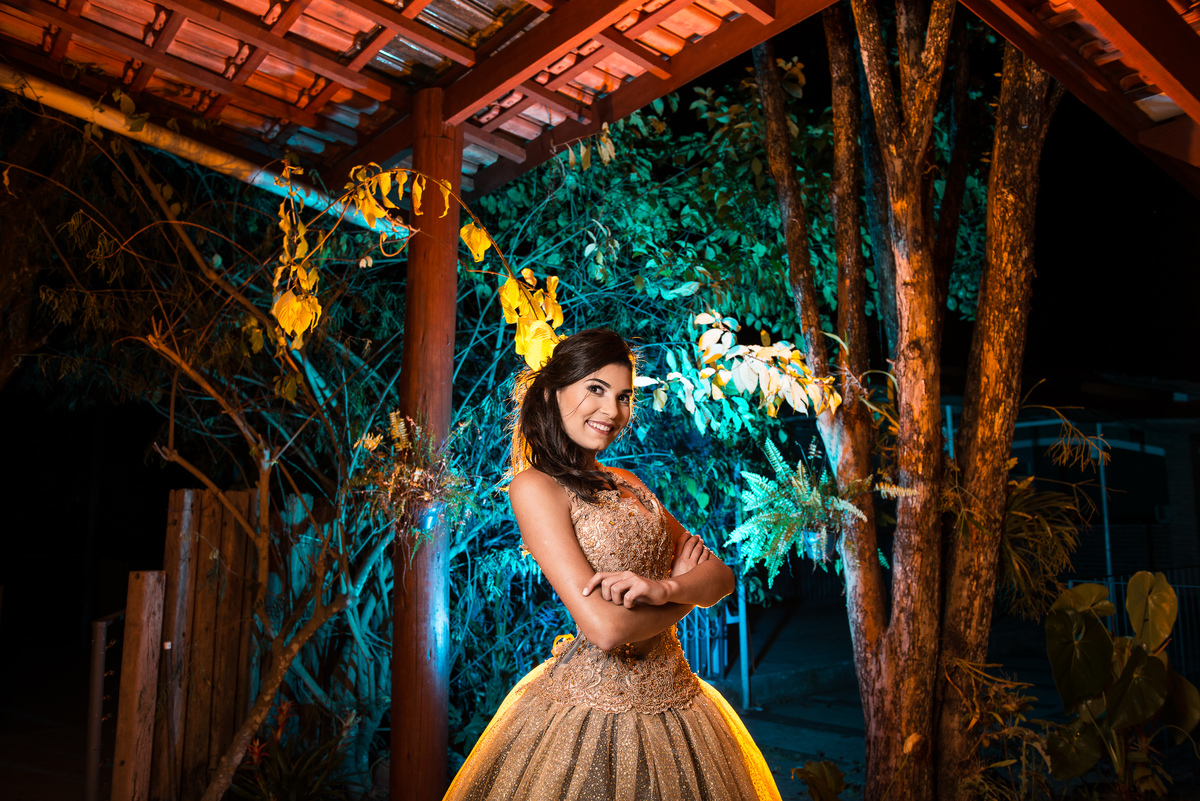 debutante extremamente feliz pelo seu ensaio