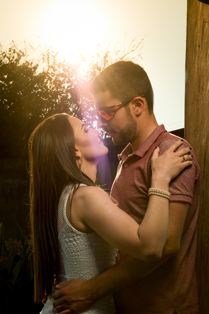 casal se olhando ao por do sol