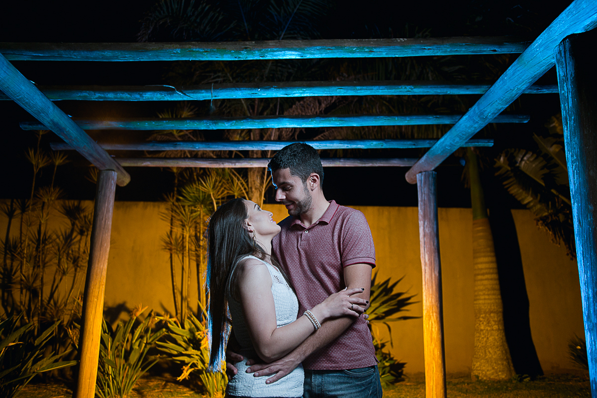 noivos se curtindo ao fundo de luzes