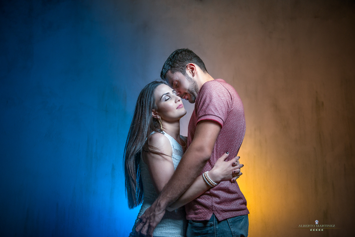 casal iluminados de laranja e azul