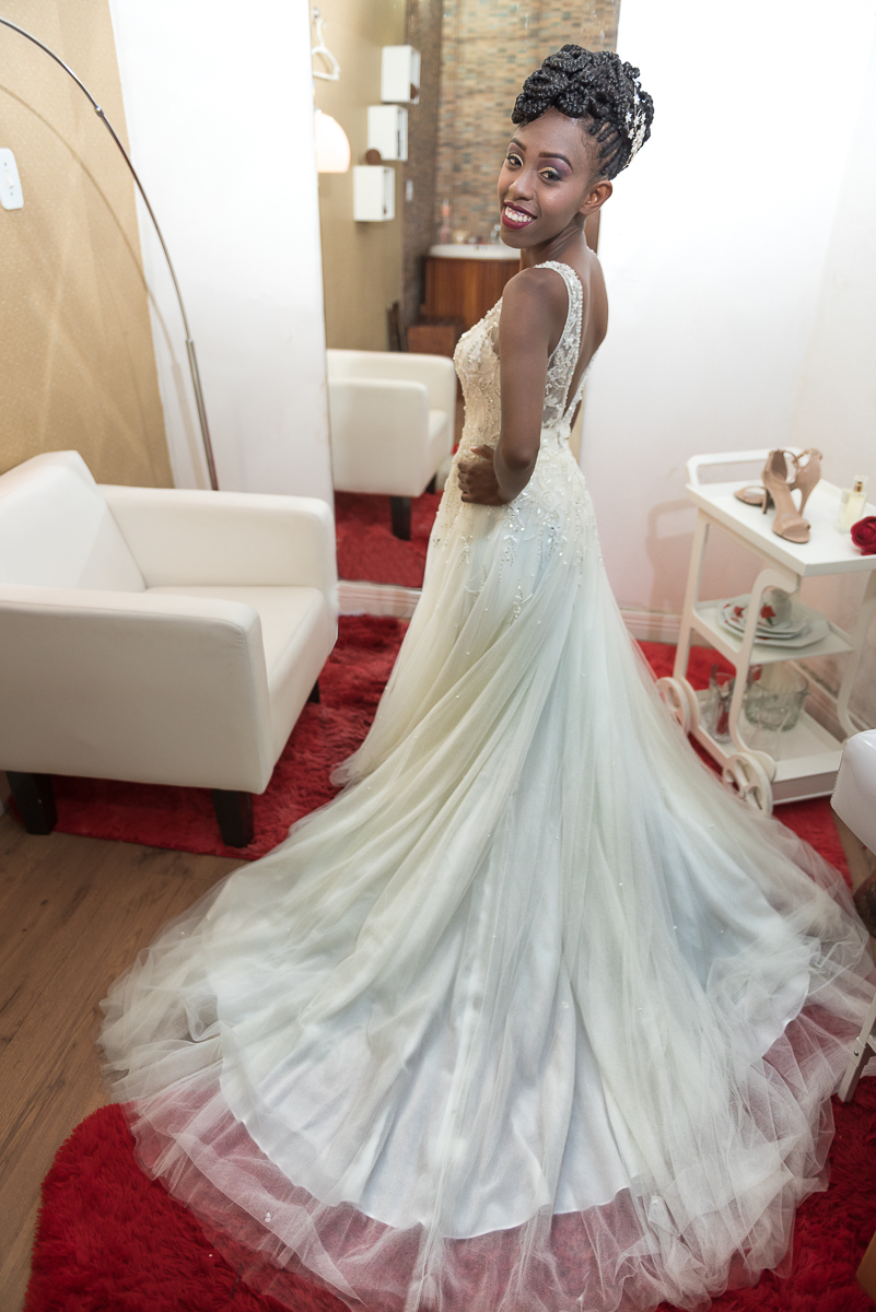 Noiva negra com seu vestido de noiva pronta para casar