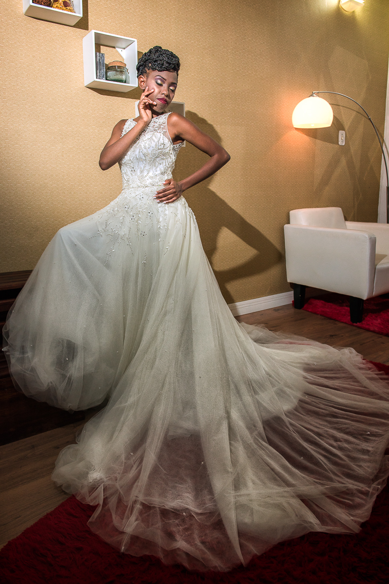 Noiva negra posando com o vestido de noiva