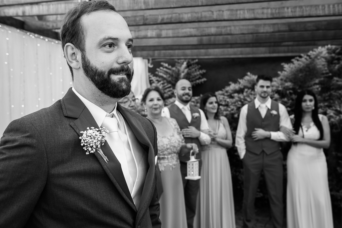 noivo na expectativa da entrada da noiva