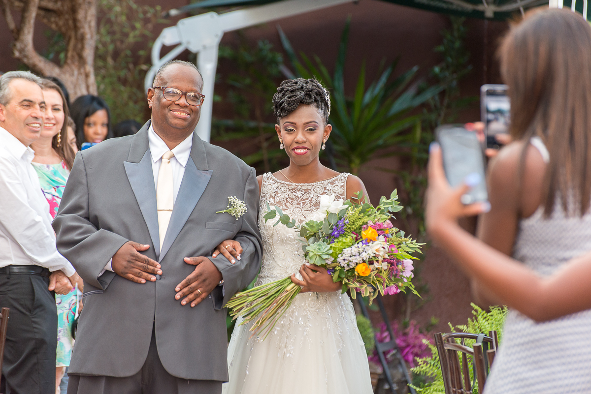 pai orgulho entrando com sua filha no altar noiva negra
