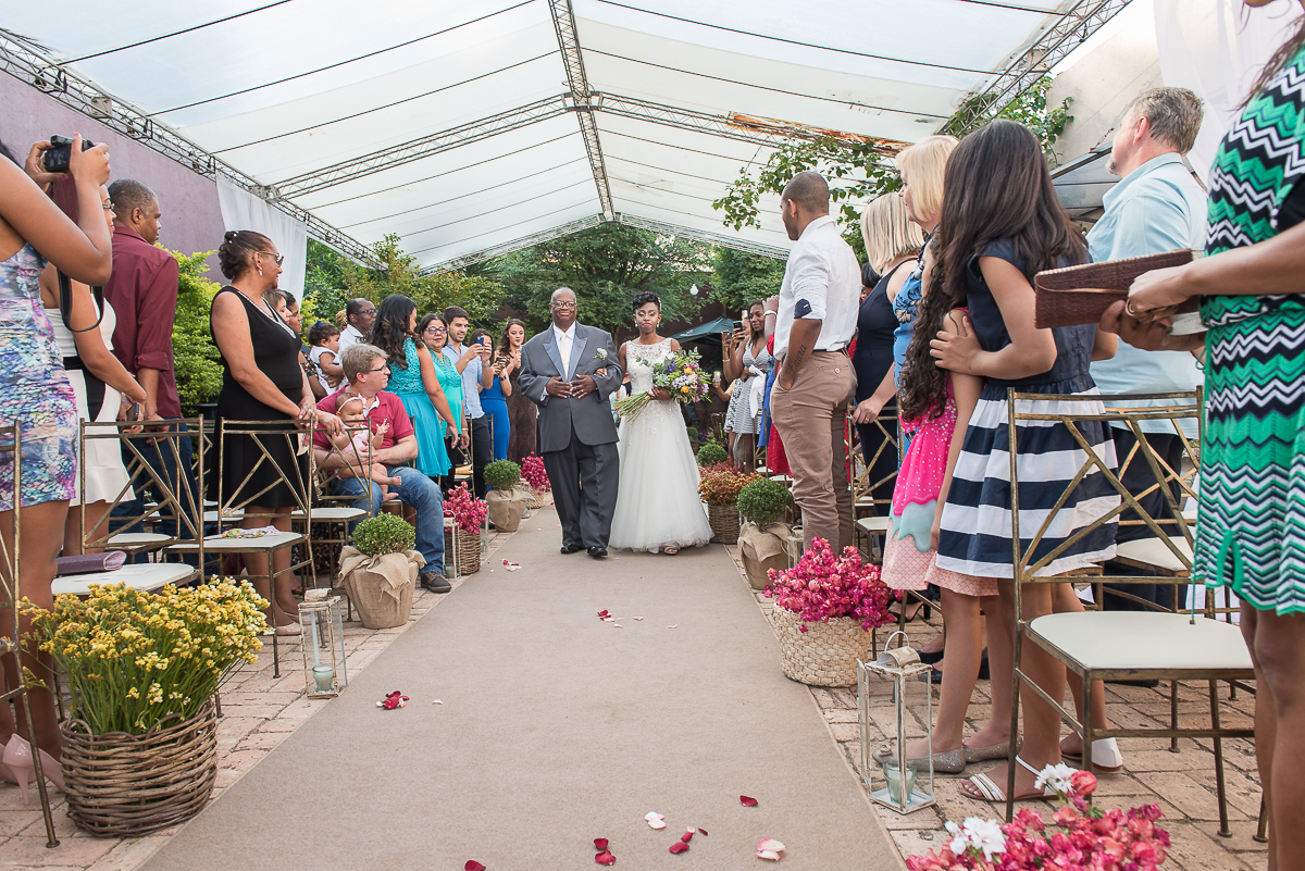 noiva negra e pai negro a caminho do altar